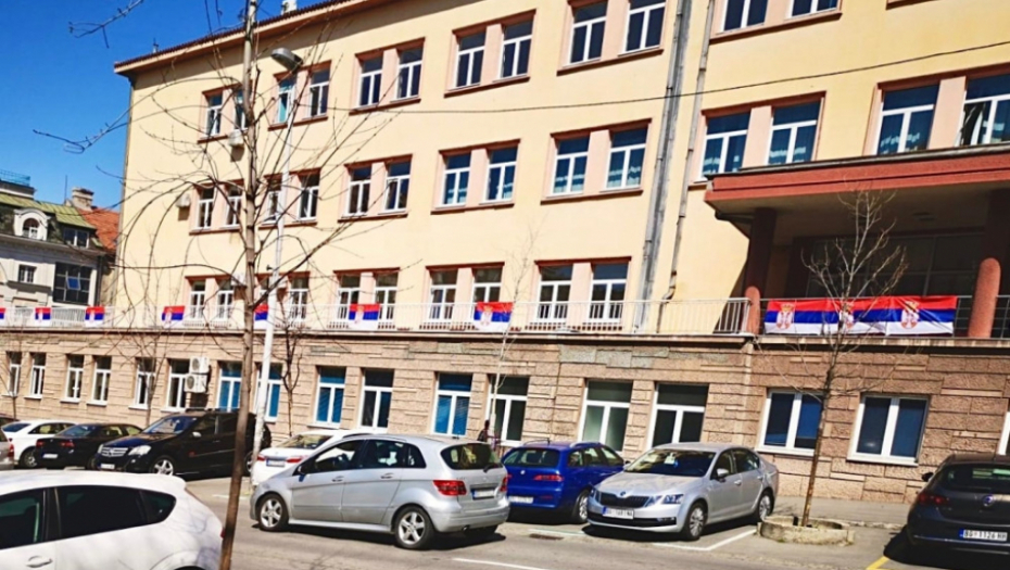 Osvanule srpske zastave na Savskom vencu