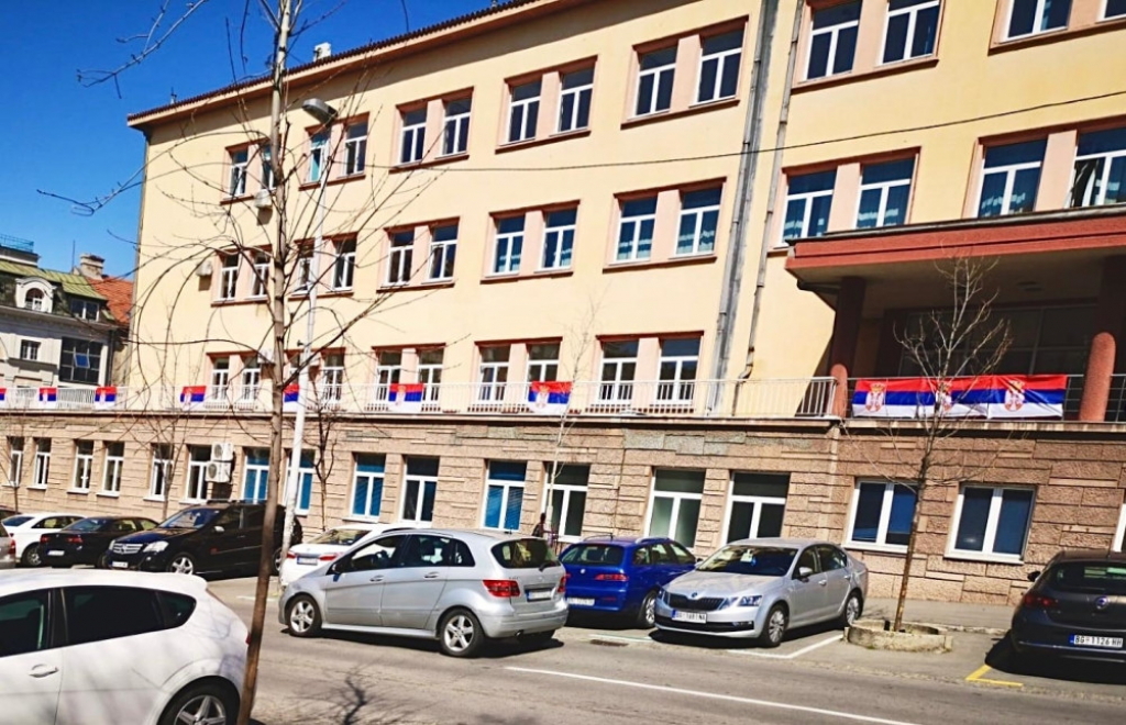 Osvanule srpske zastave na Savskom vencu