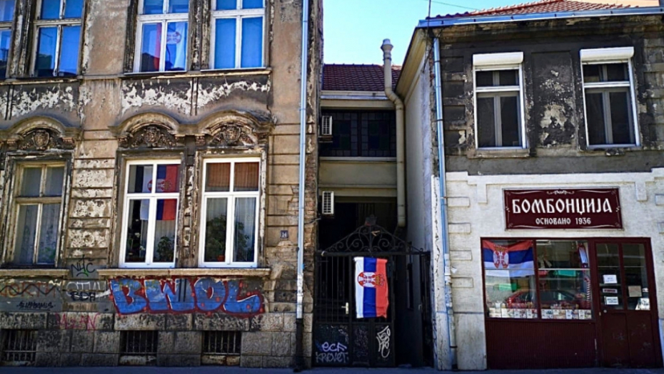 Osvanule srpske zastave na Savskom vencu