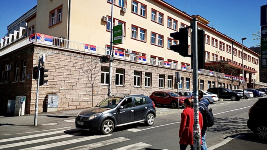 Osvanule srpske zastave na Savskom vencu