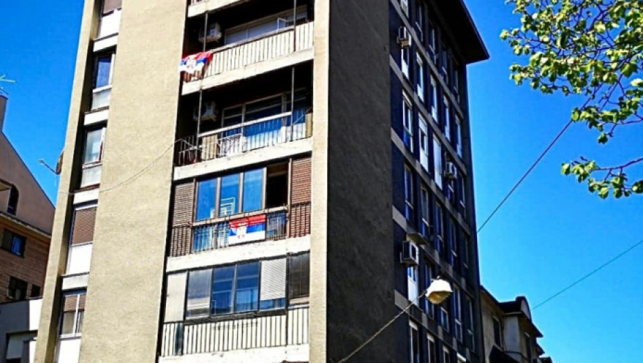 Osvanule srpske zastave na Savskom vencu