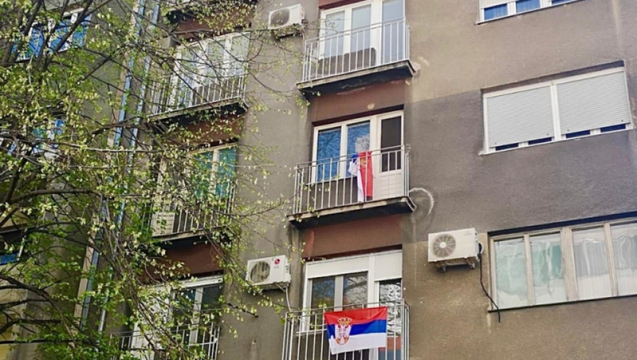 Osvanule srpske zastave na Savskom vencu