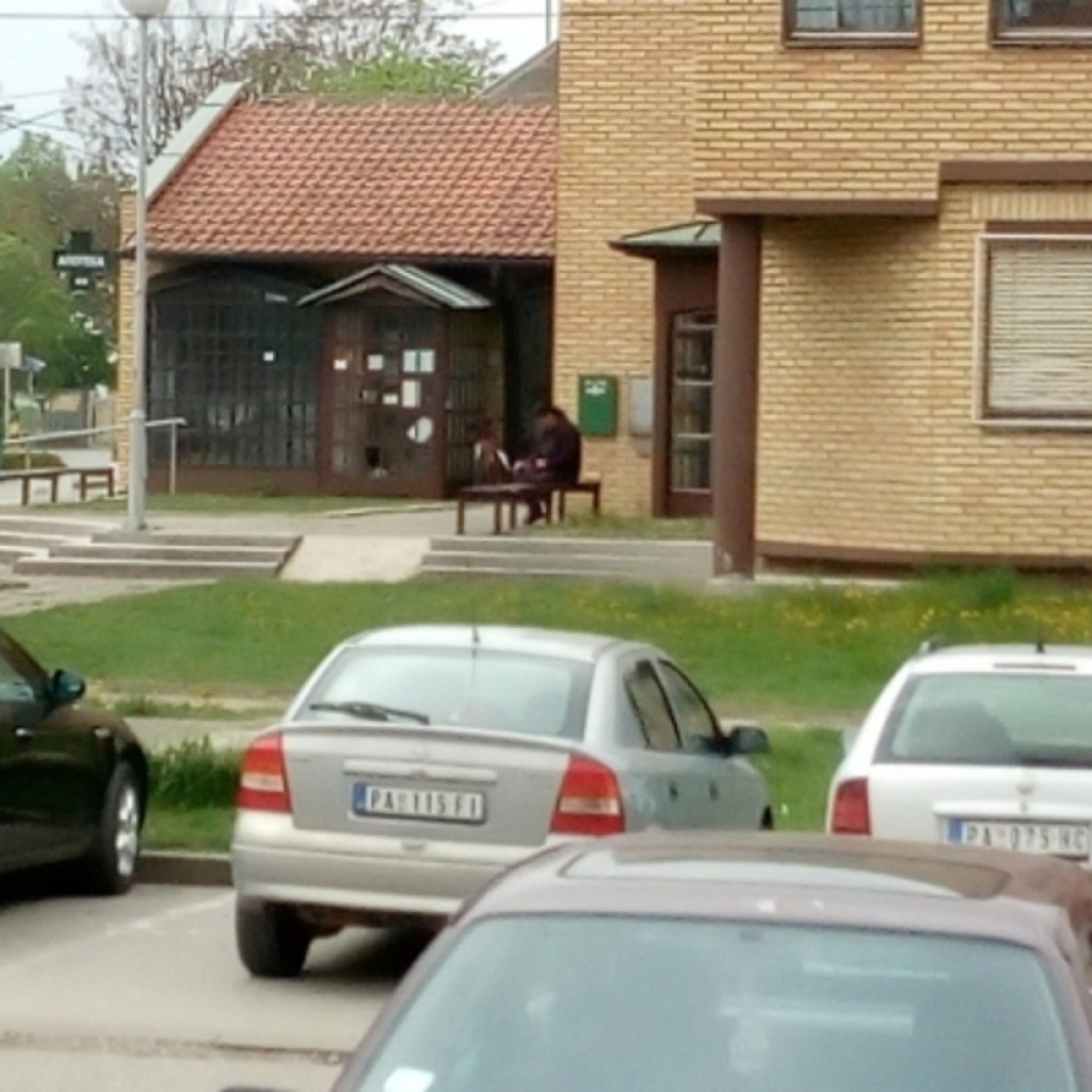 Sandra je sedela na klupici i čekala novac