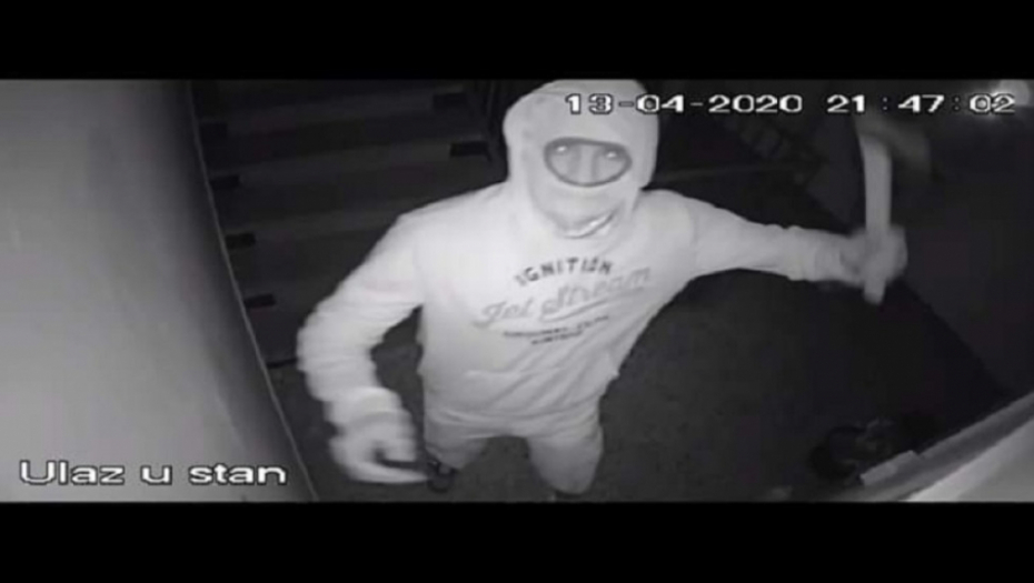 Napadač udara kameru sekirom