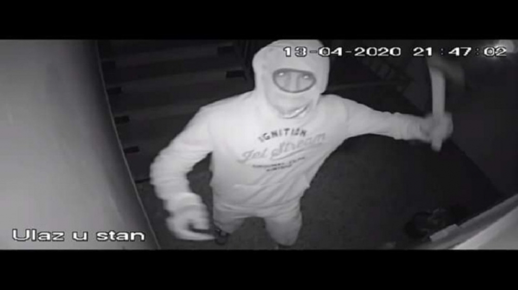 Napadač udara kameru sekirom