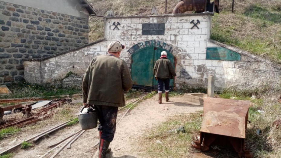 Rudari ispred ulaza u jednu od jama