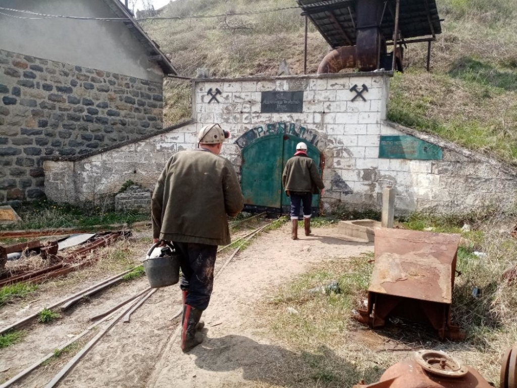 Rudari ispred ulaza u jednu od jama