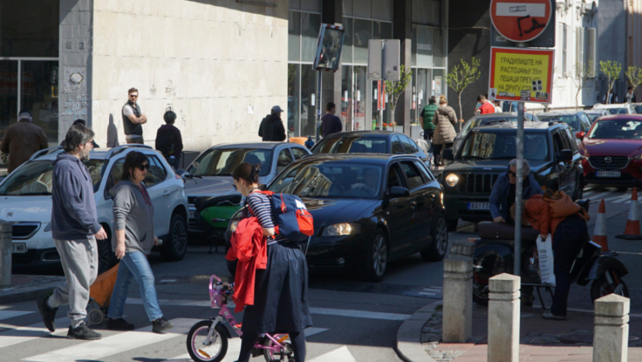 Gužve ispred prodavnica