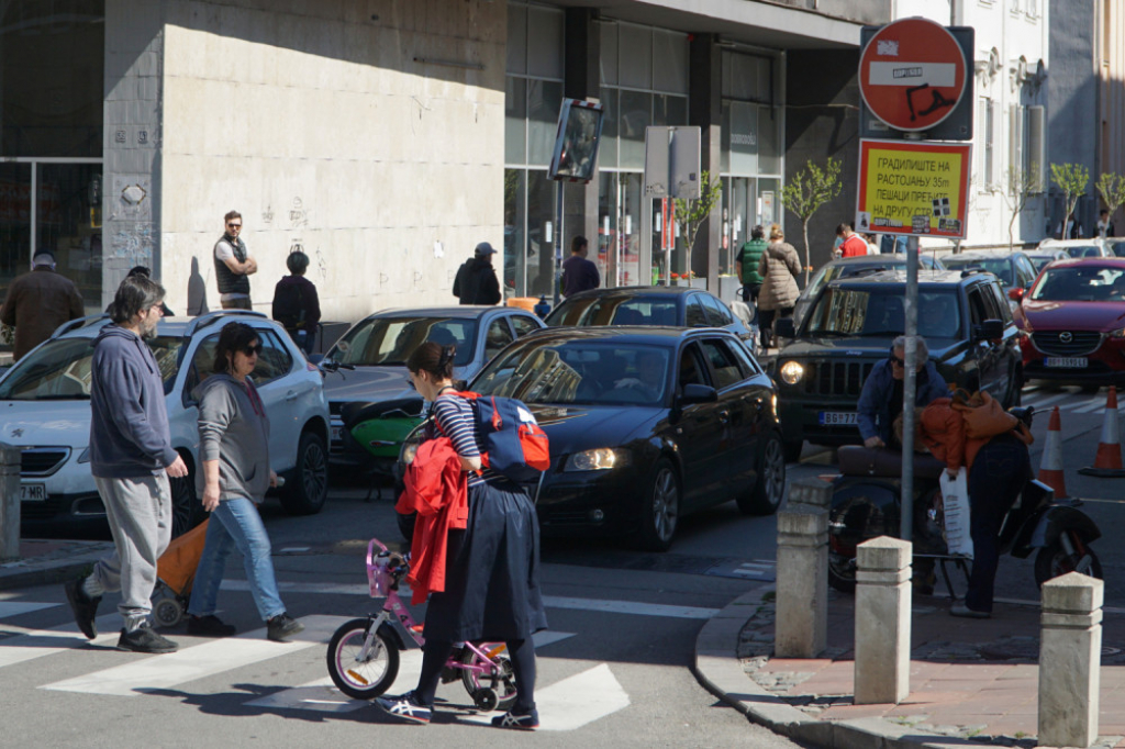 Gužve ispred prodavnica