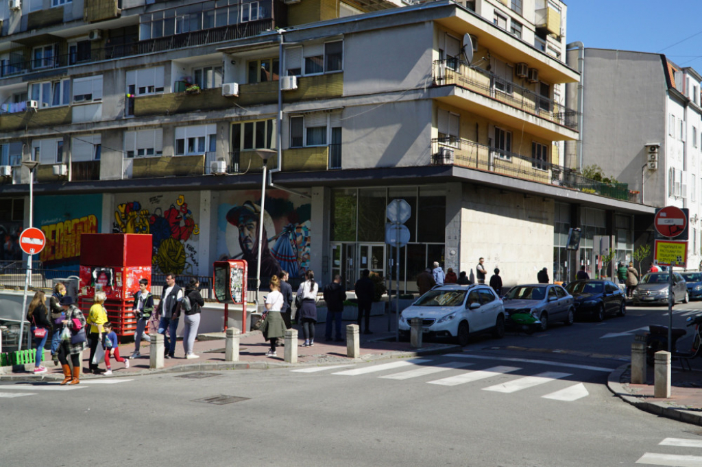 Gužve ispred prodavnica