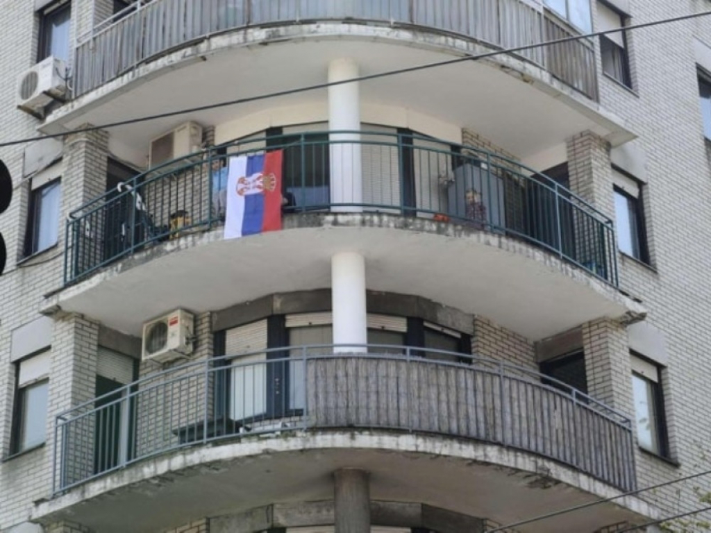 Zgrade, srpska zastava, grad Beograd