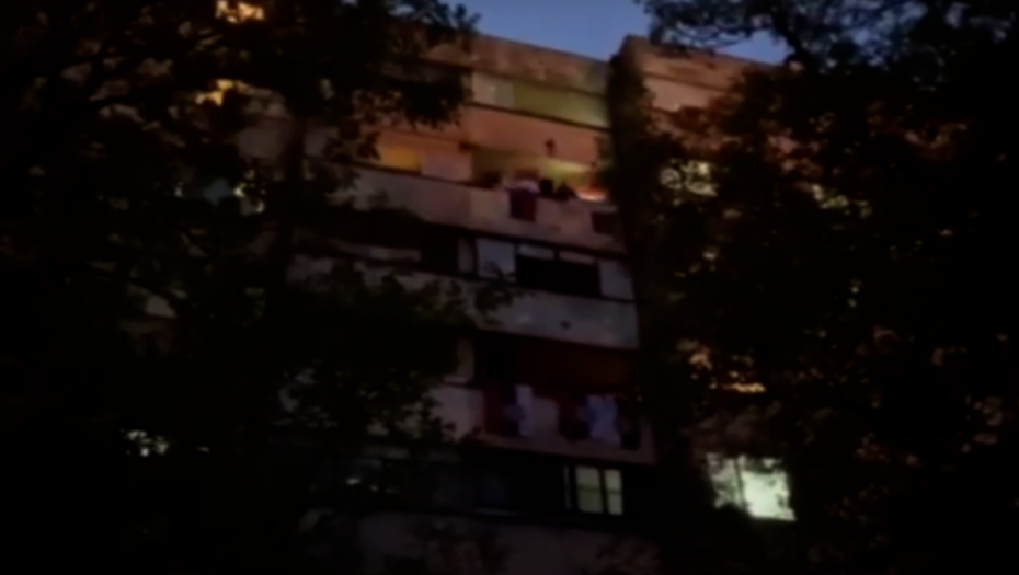 Pančevci skandiraju sa svojih terasa