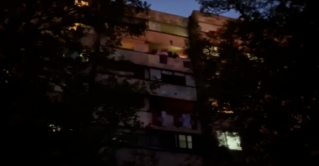 Pančevci skandiraju sa svojih terasa