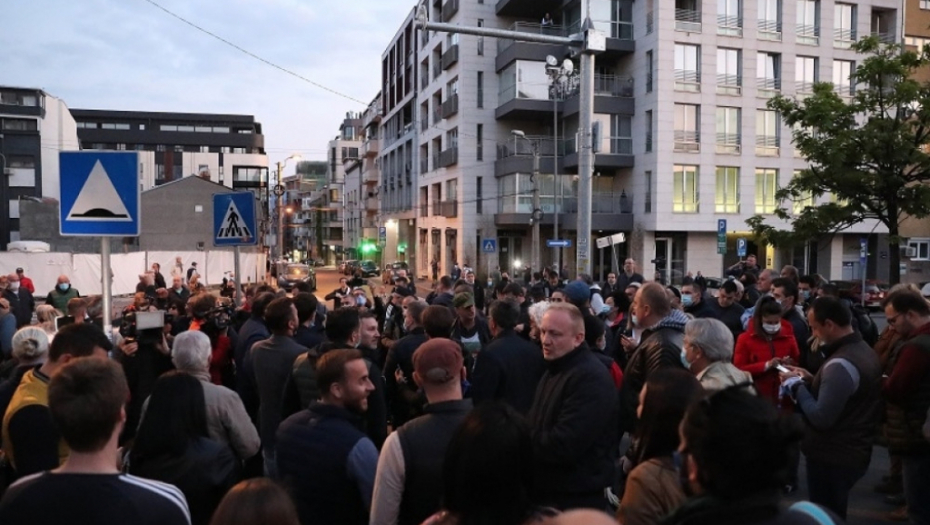 Opozicija krši policijski čas na Vračaru