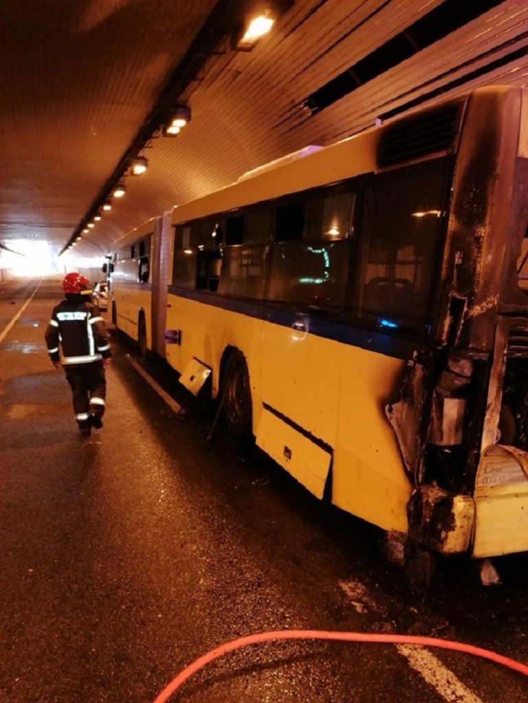 Zapaljen autobus u Terazijskom tunelu