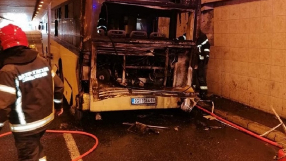 Zapaljen autobus u Terazijskom tunelu