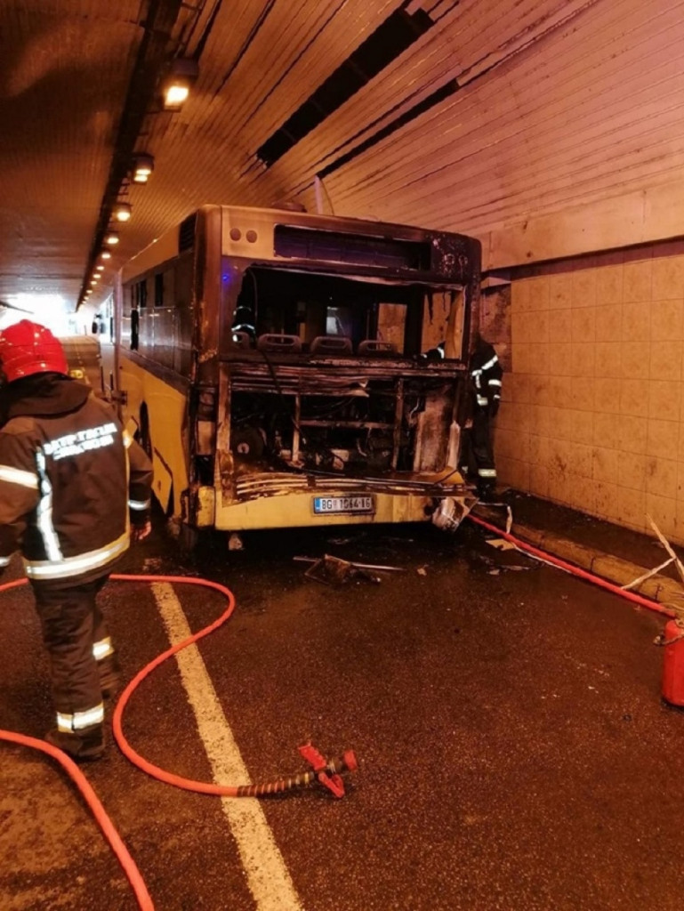 Zapaljen autobus u Terazijskom tunelu