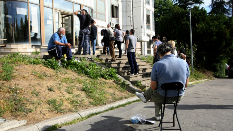 Gužvu ispred MUP-a pobedile su samo kamperske stolice