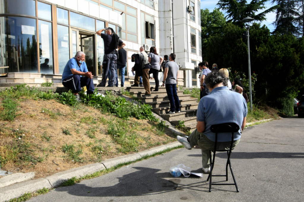 Gužvu ispred MUP-a pobedile su samo kamperske stolice