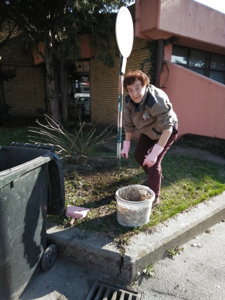 Sve se cakli pod njenim rukama