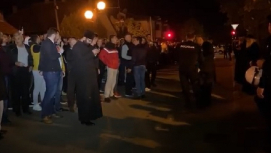 Narod čeka puštanje vladike