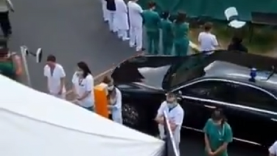 Okretanje leđa premijerki