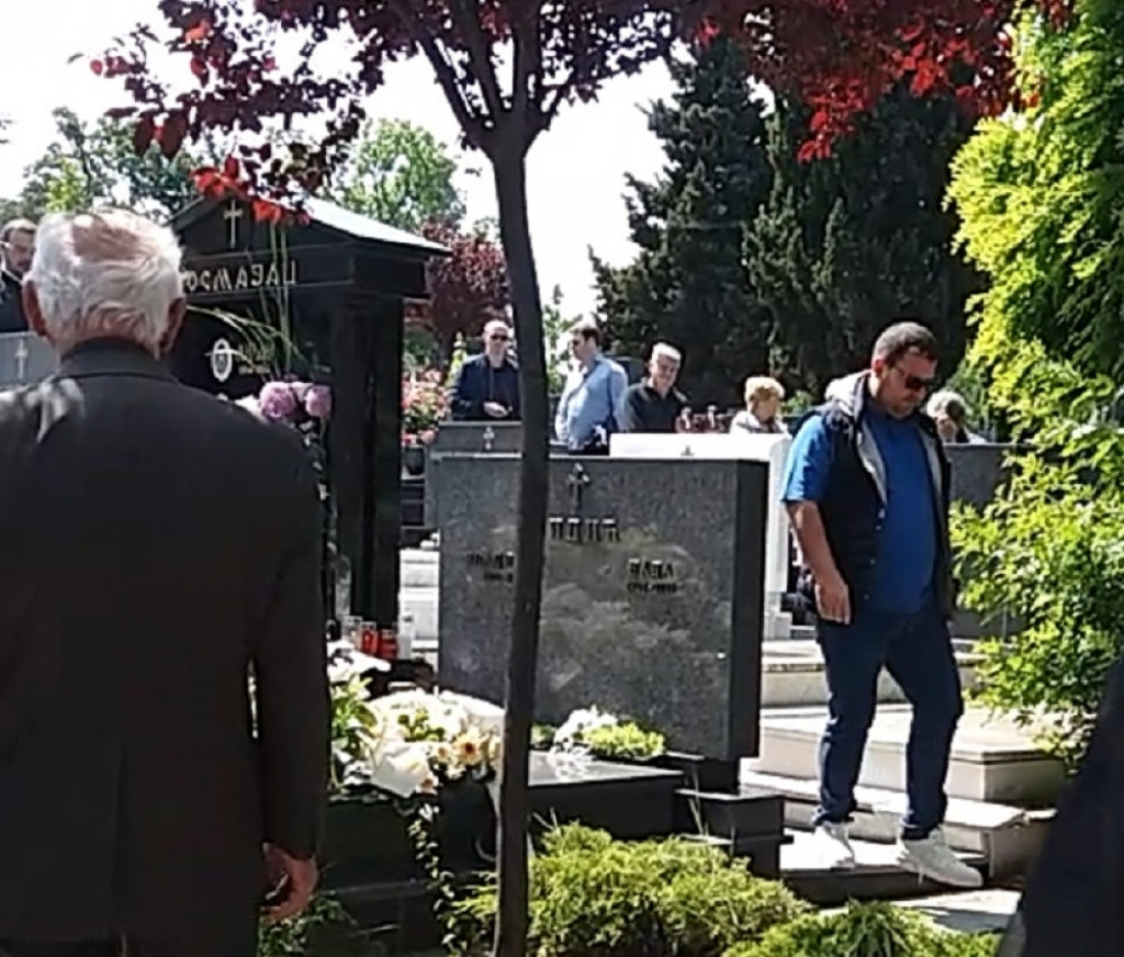 Duško Šarić na grobu Dragoslava Kosmajca