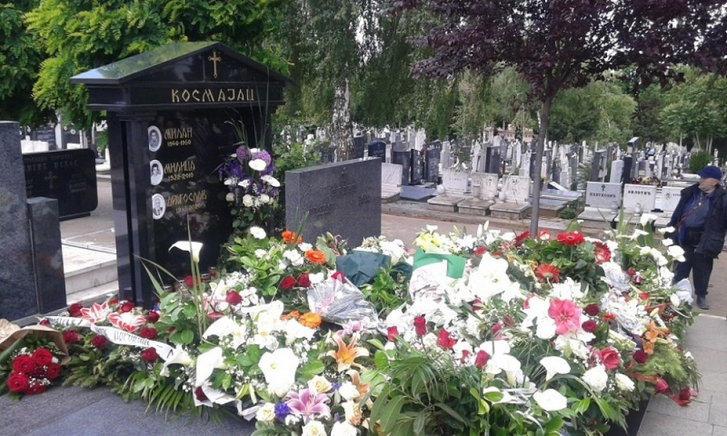 Kosmajčev grob je zatrpan cvećem