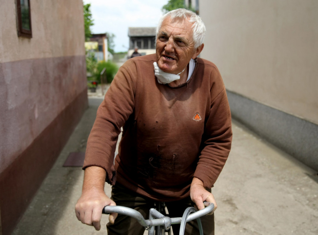 Kom&scaron;ija Tijane Ajfon