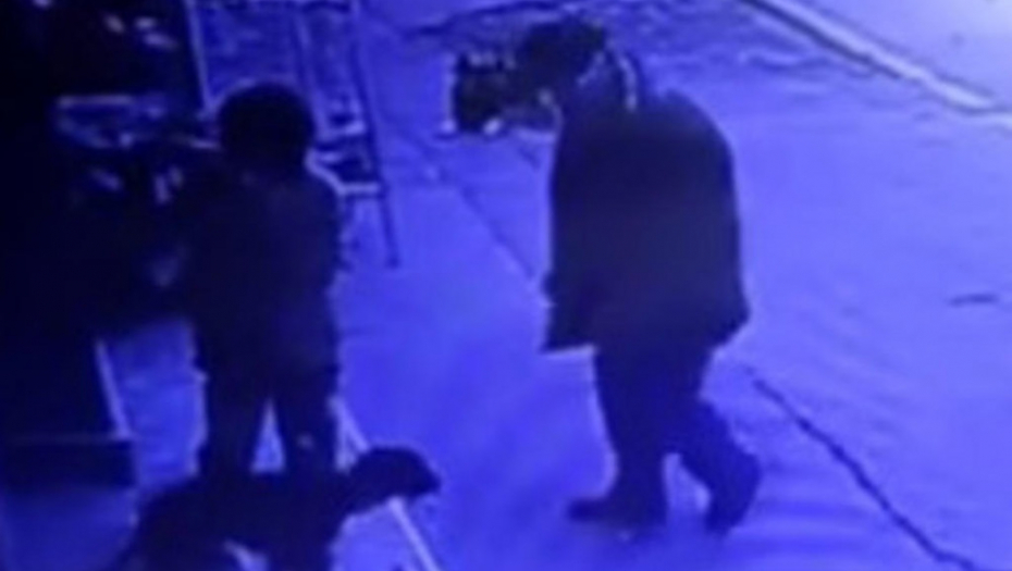 snimak ispred prodavnice