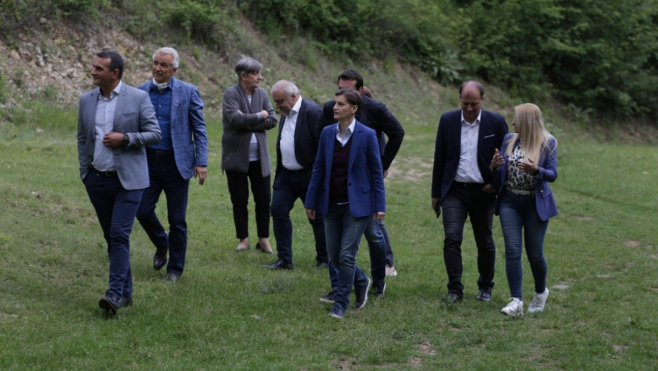 Ana Brnabić u crkvi u Babušnici