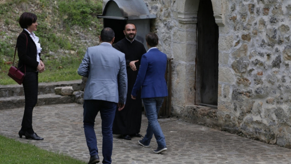 Ana Brnabić u crkvi u Babušnici