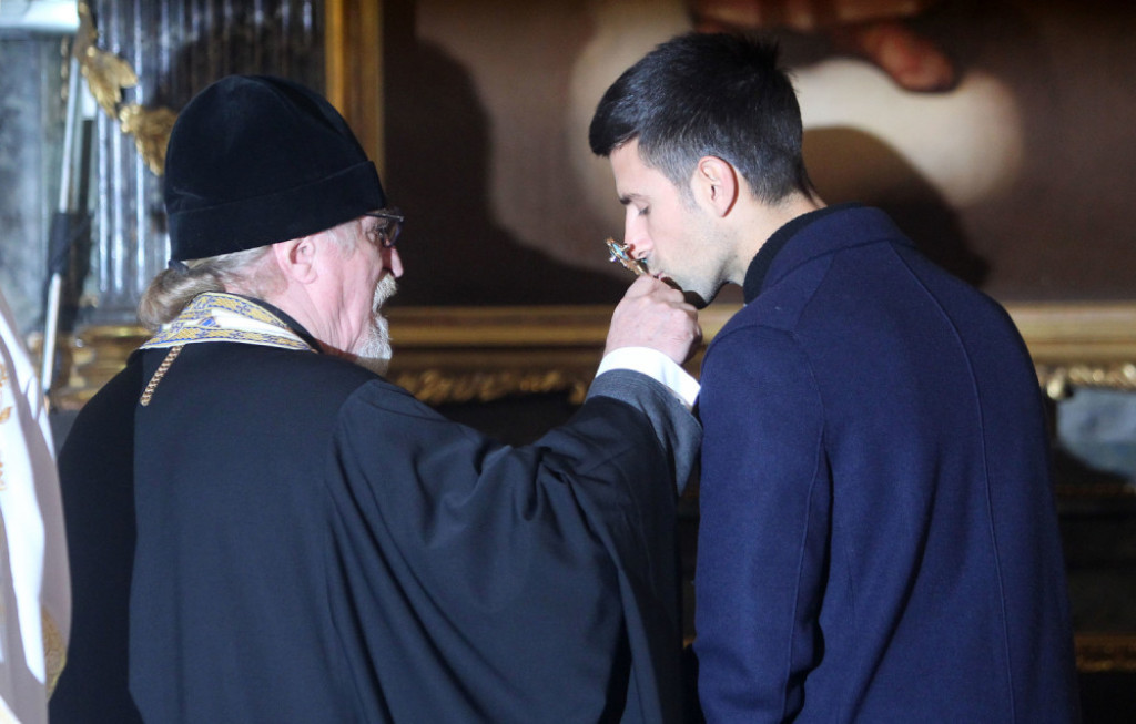 Novak Đoković ljubi krst