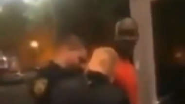 Hapšenje Afroamerikanca - agenta FBI