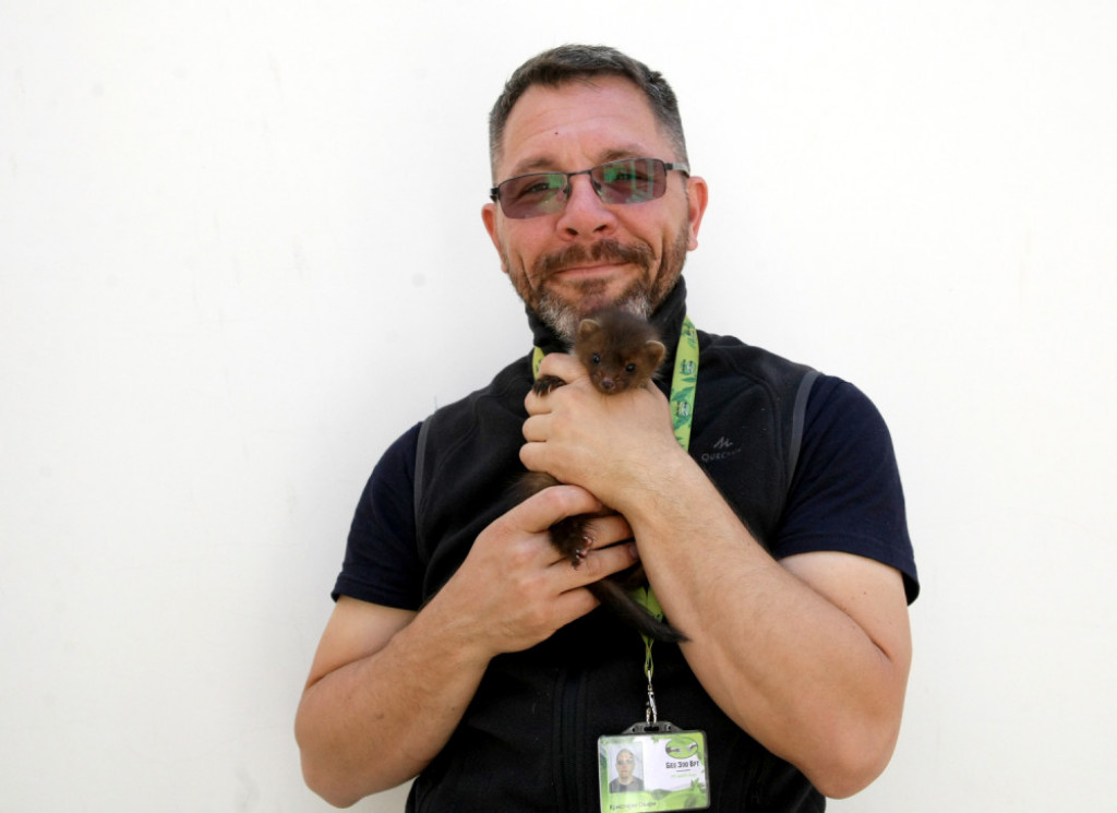 Biolog Kristijan Ovari sa kunom Milisavom