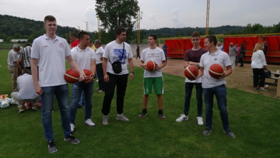 Košarkaši Zekasa iz Rače s poklonima