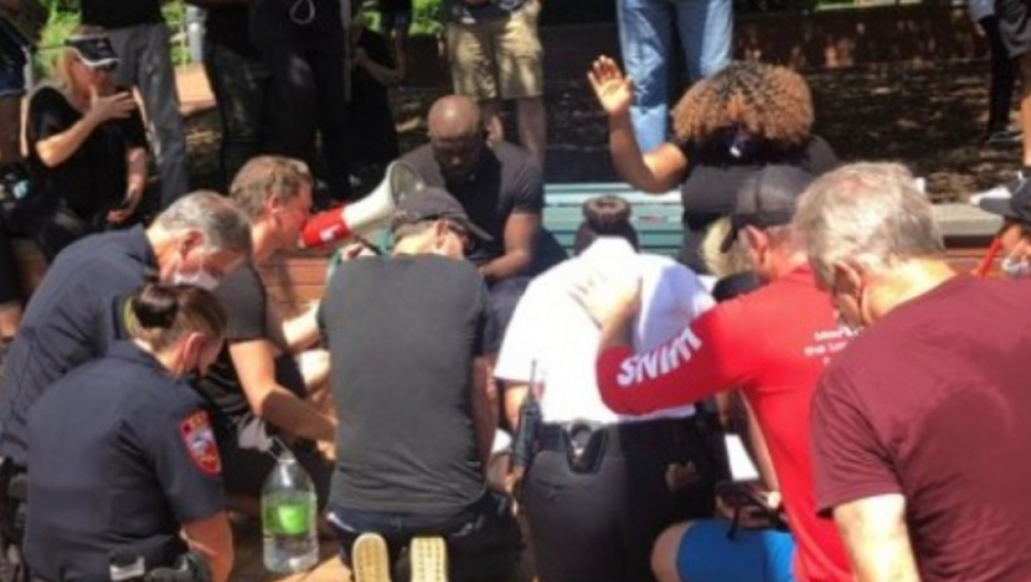 Ritualno pranje nogu crnom čoveku