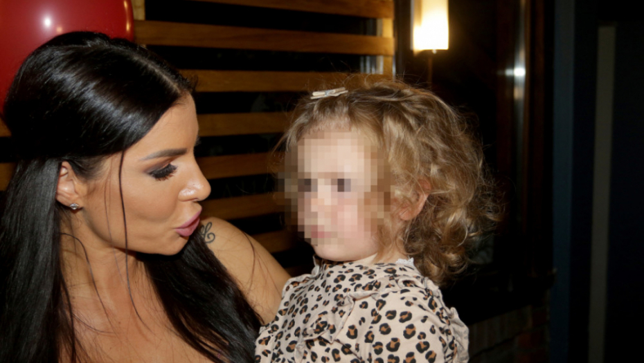 Mia Borisavljević sa kćerkicom Emom