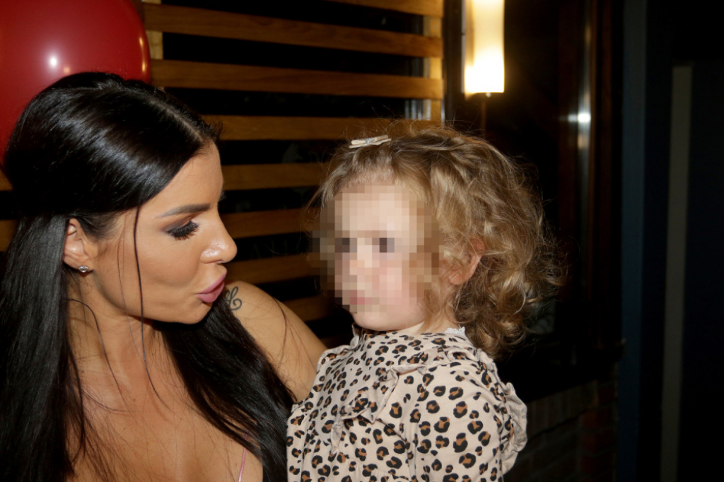 Mia Borisavljević sa kćerkicom Emom