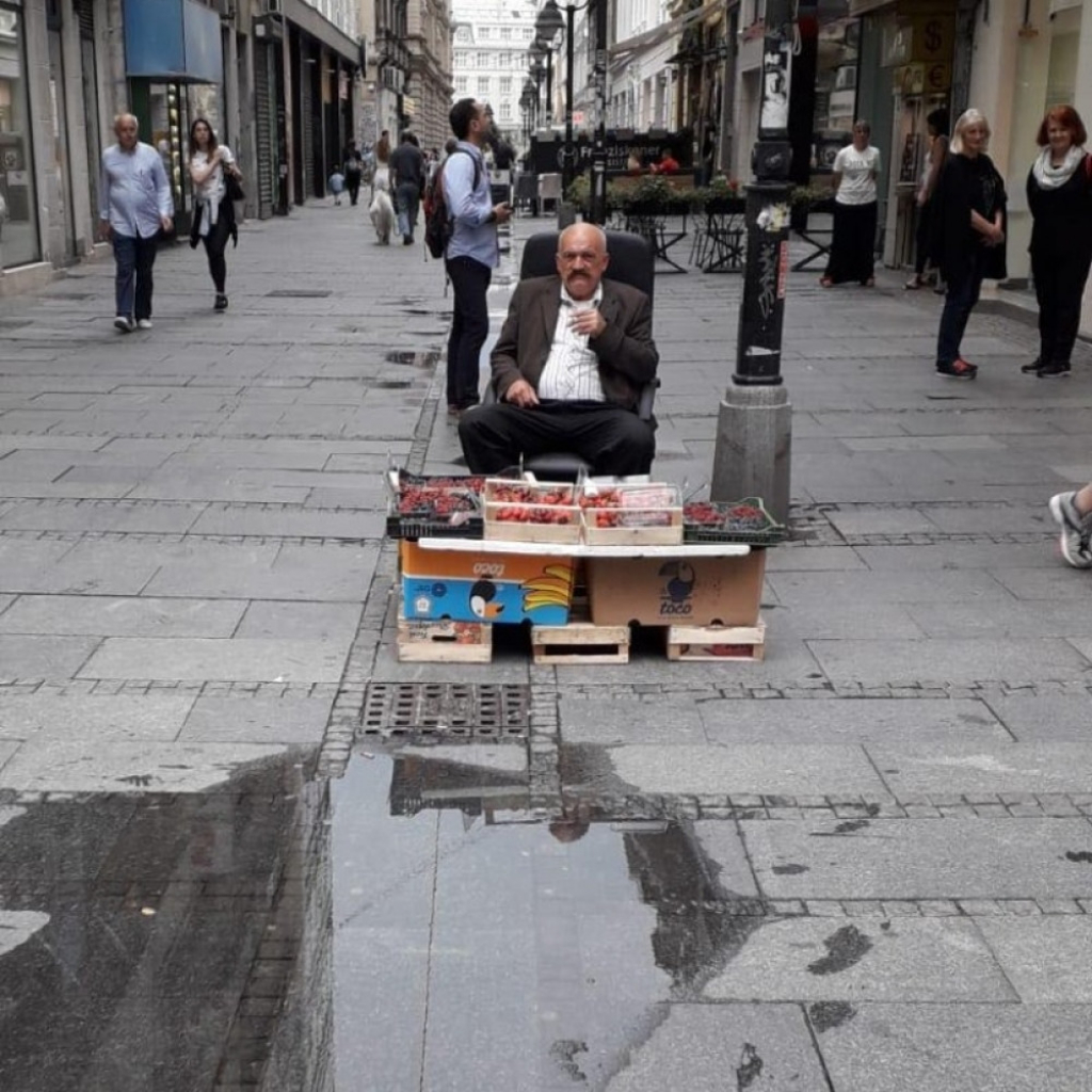 Prodavac jagoda iu centra grada