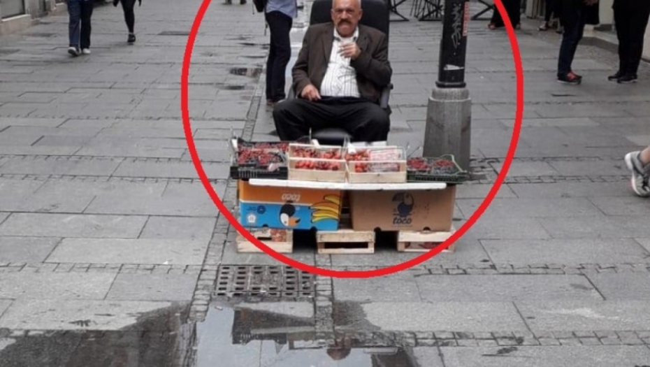 Prodavac jagoda u centra grada