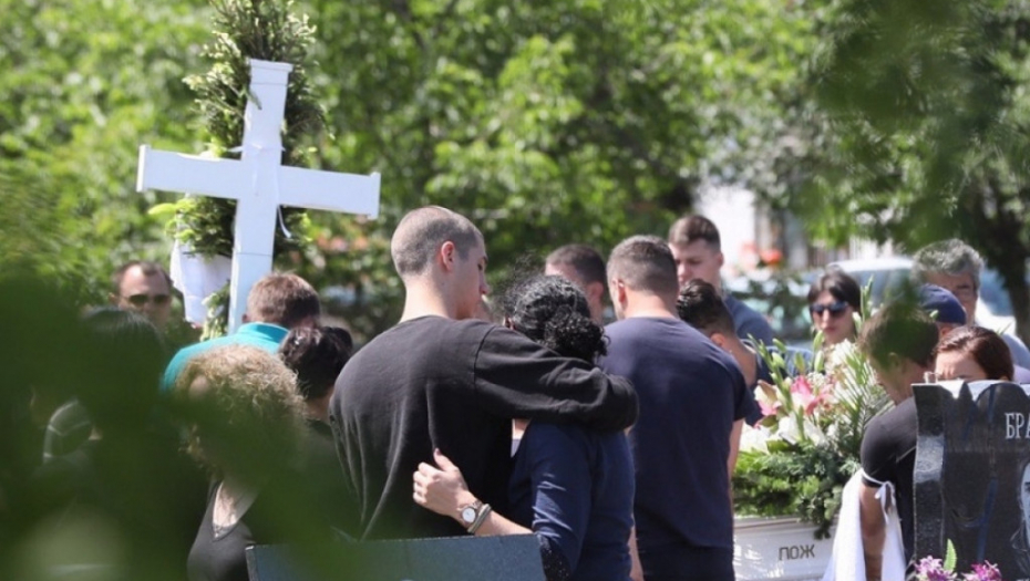 Filip Vojinović je sahranjen u belom kovčegu