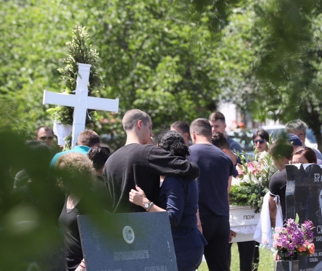 Filip Vojinović je sahranjen u belom kovčegu