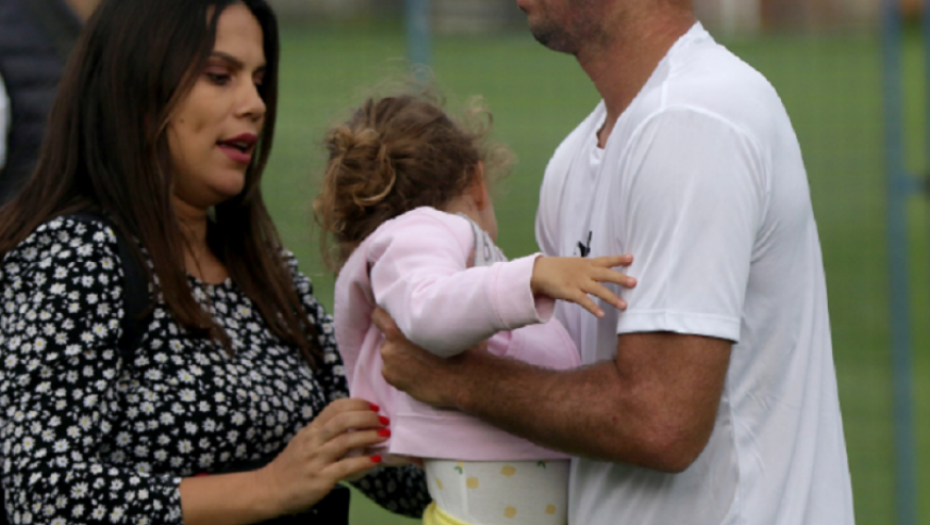  Viktor Troicki sa suprugom i ćerkom