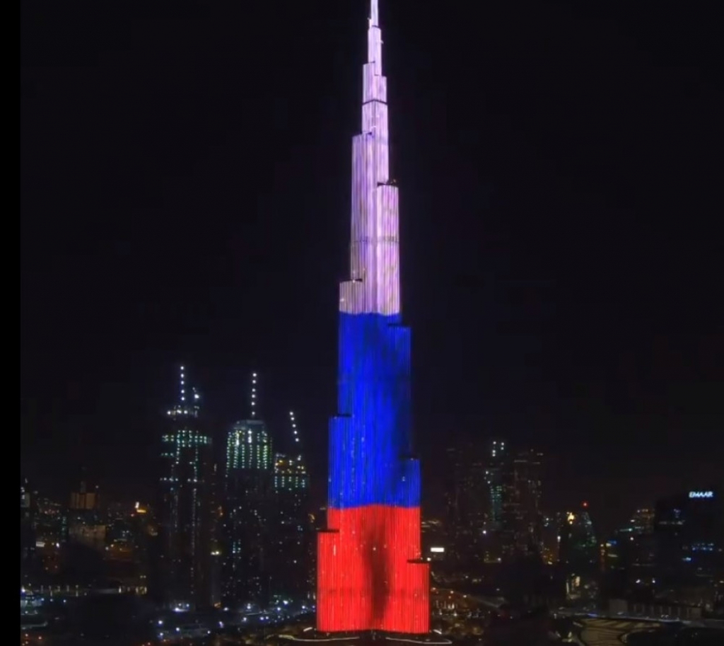 Burdž Kalifa u bojama ruske zavese