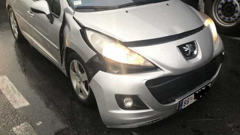 Automobil D. C. se zakucao u šleper ispred sebe