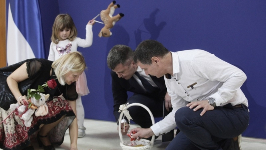 Porodica Savić sa malom Lenkom