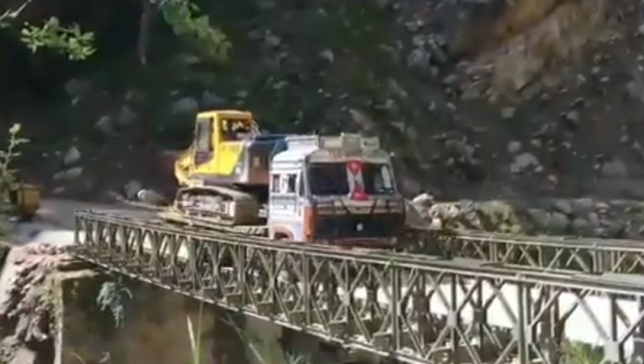Kamion prelazi preko mosta