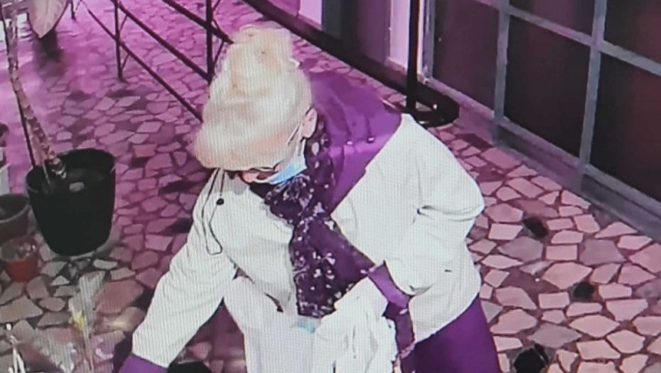 Žena koja krade cveće