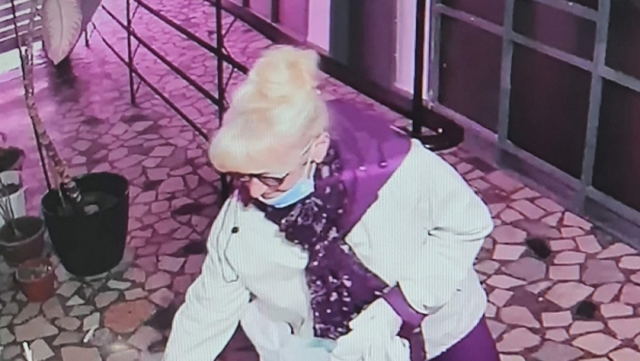 Žena koja krade cveće